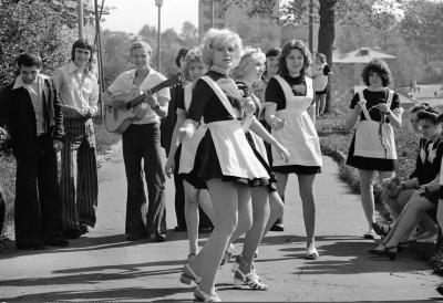 Прикрепленное изображение: Горький 1977 год. Выпускники на Кремлевском бульваре.jpg